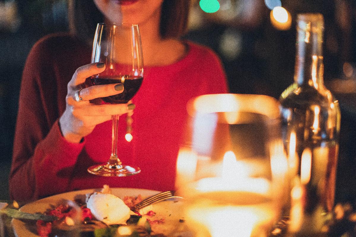 Come scegliere il miglior vino per una cena in casa?
